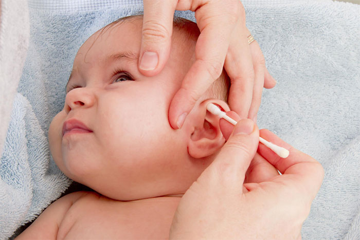Chàm vành tai ở trẻ sơ sinh 